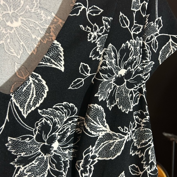 Laura Black Floral Lace Midi Dress Size 10 - Picture 4 of 16